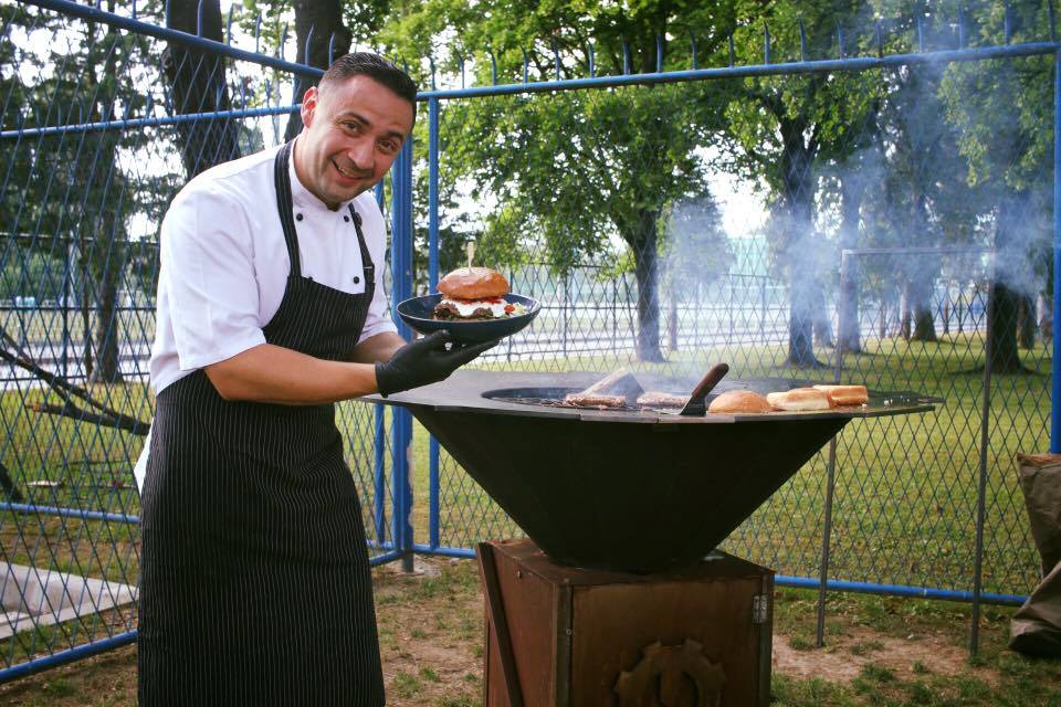 Spring BBQ Friday – opasno dobar petak trinaesti (burgeri, grillani biftek, američke palačinke, žujini zakoni…)!