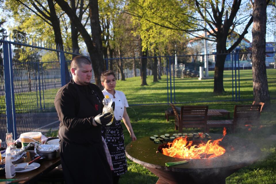 Spring BBQ Friday – opasno dobar petak trinaesti (burgeri, grillani biftek, američke palačinke, žujini zakoni…)!